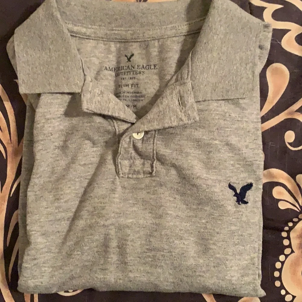 Lightly used, gray American Eagle polo. Size: slim fit Medium - Picture 3 of 3